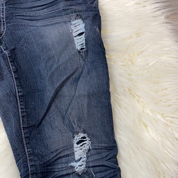 Distressed Capri jeans - Picture 2 of 4
